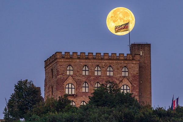 Vollmond hinter dem Hambacher Schloss