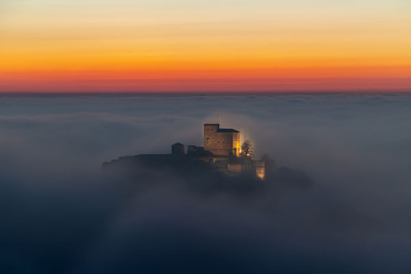 Neblige Abendstimmung auf dem Hohenberg