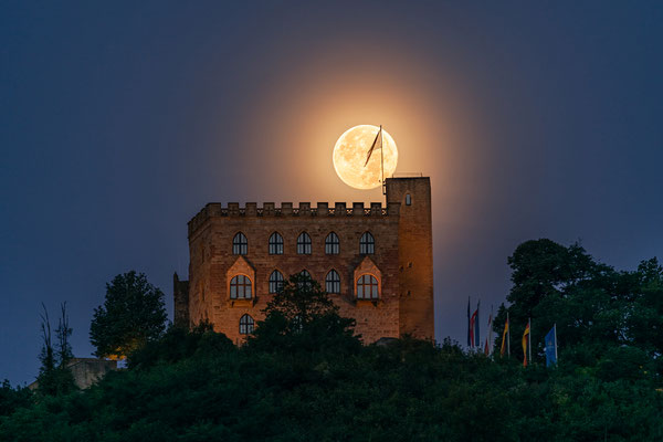 Vollmonduntergang hinter dem Hambacher Schloss