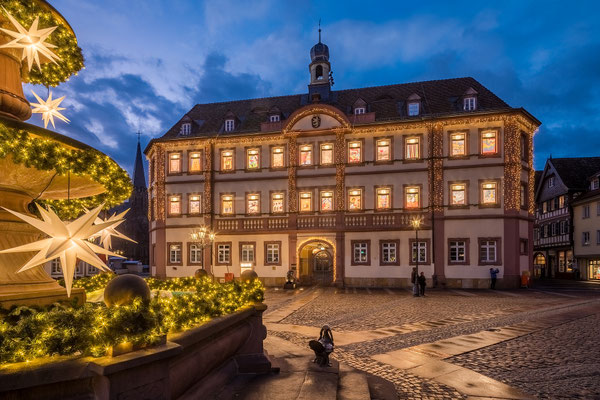 Rathaus von Neustadt als "Adventskalender"