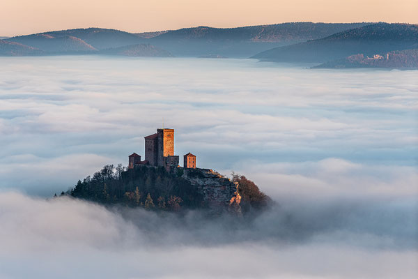 Burg Trifels über dem Nebel, 90 x 60 cm, Acryl-Fineart, Rückseitige Hängung mit Auminiumschiene, 240 €