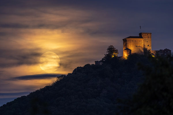 Vollmondaufgang hinter dem Trifels