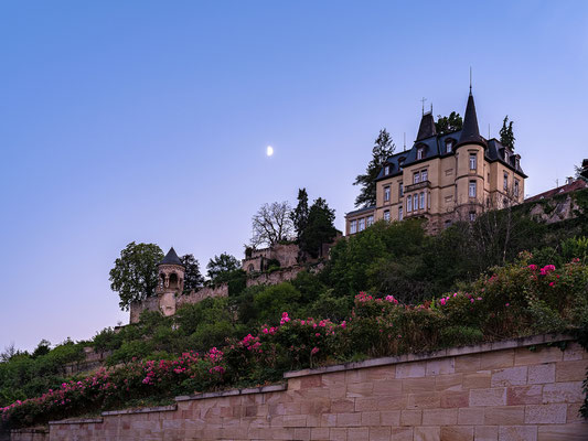 Abendstimmung mit Mond am Haardter Schloss