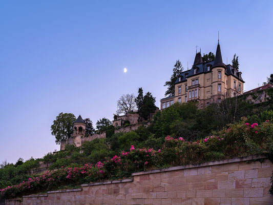 Abendstimmung mit Mond am Haardter Schloss