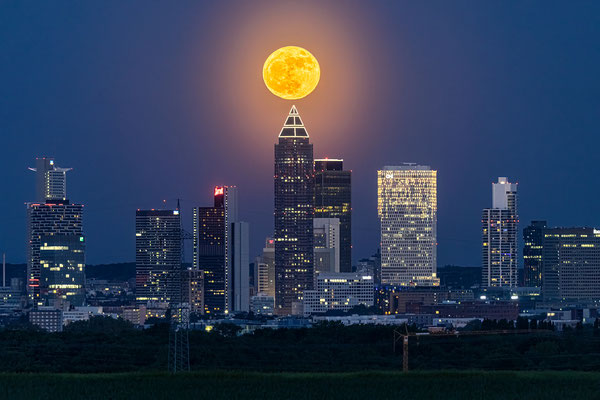 Mondaufgang hinter der Frankfurter Skyline