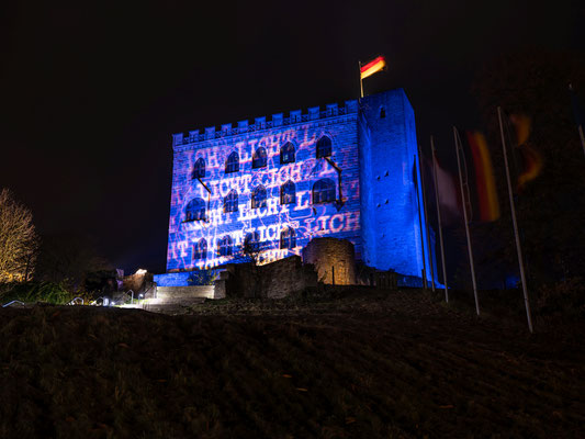 Lichtinstallation licht.atem: demokratie am Hambacher Schloss