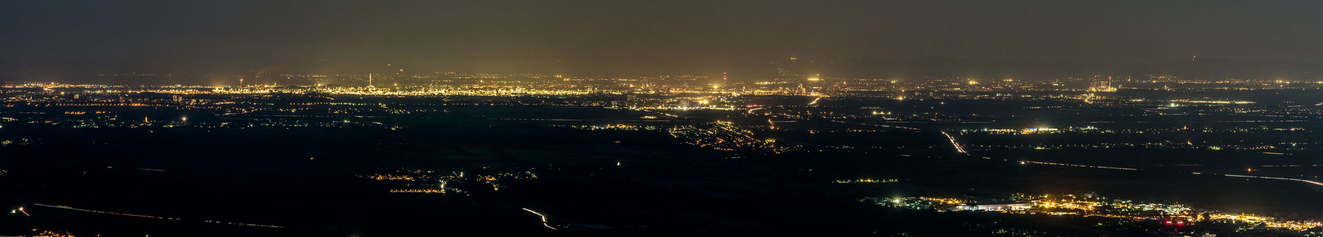 Nächtlicher Ausblick über die Rheinebene