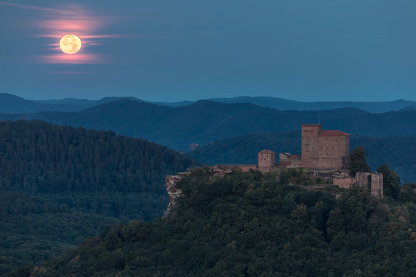 Vollmonduntergang hinter dem Trifels