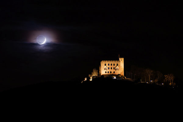 Sichelmond hinter dem Hambacher Schloss