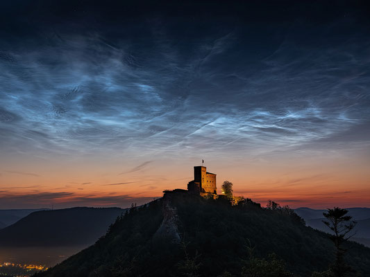 Endlich! Nach jahrelangen Versuchen: leuchtende Nachtwolken hinter der Burg Trifels!