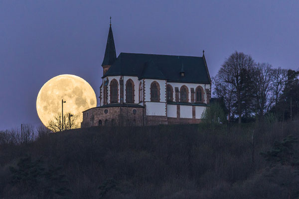 Vollmonduntergang hinter der Annakapelle
