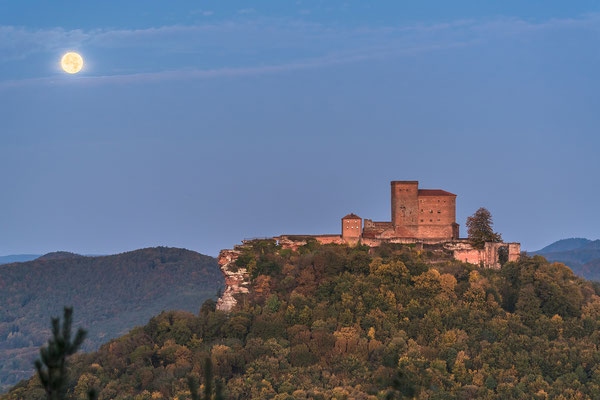 Vollmonduntergang hinter dem Trifels