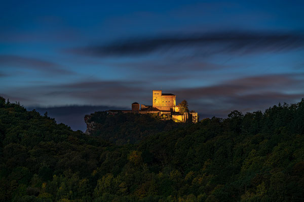 Nächtliche Blicke auf den Trifels bei Vollmond