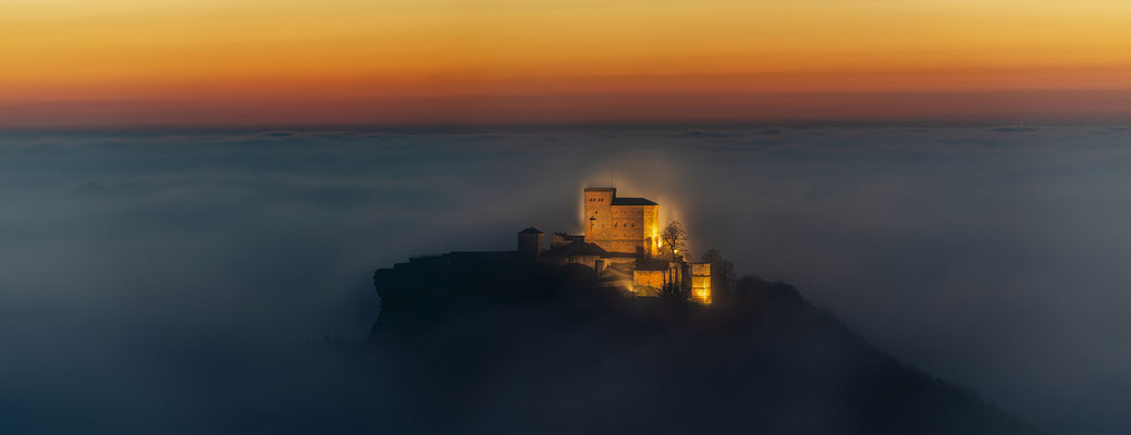 Neblige Abendstimmung auf dem Hohenberg