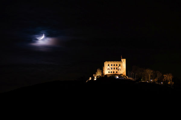 Sichelmond hinter dem Hambacher Schloss
