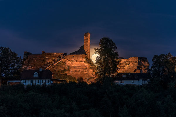 Vollmondaufgang hinter der Burg Altdahn