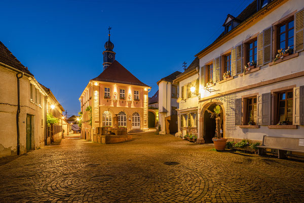 Rathaus von Hambach in der Blauen Stunde