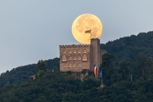 Vollmond hinter dem Hambacher Schloss