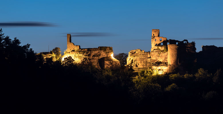 Burg Altdahn in der Blauen Stunde