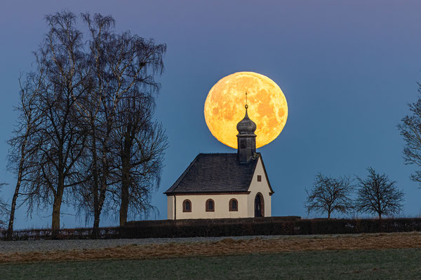 Vollmond hinter der Reifenberger Kapelle, 100 x 75 cm, Forex, Rückseitige Hängung mit Aluminiumschiene, 200 €