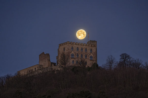 Vollmond hinter dem Hambacher Schloss