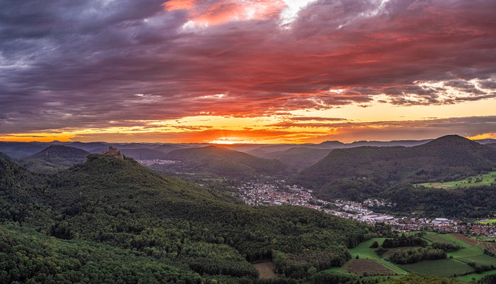 Wolkiger Sonnenuntergang am Hohenberg