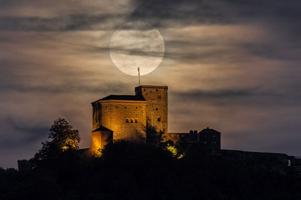 Vollmondaufgang hinter dem Trifels
