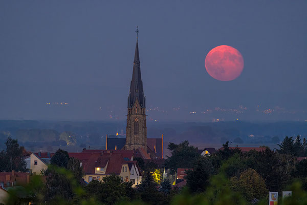 Vollmondaufgang zwischen den Edenkobener Kirchen