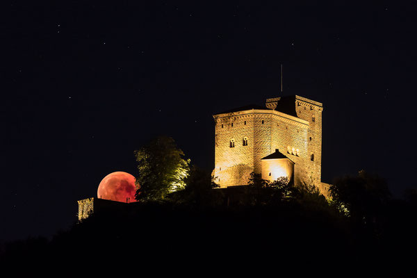 Blutmond hinter dem Trifels