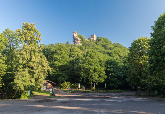 Blick auf den Trifels vom Parkplatz