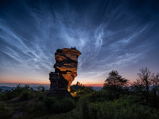 Endlich! Nach jahrelangen Versuchen: leuchtende Nachtwolken hinter der Burg Trifels!