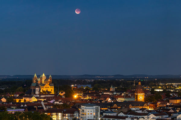 Blutond über den Dächern von Speyer