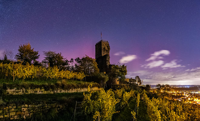 Extrem seltenes Ereignis: violette Polarlichter hinter der Wachtenburg