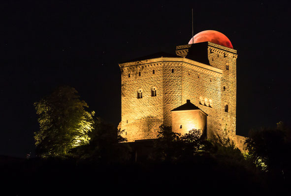 Blutmond hinter dem Trifels