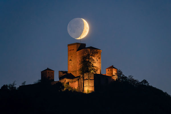 Monduntergang hinter dem Trifels