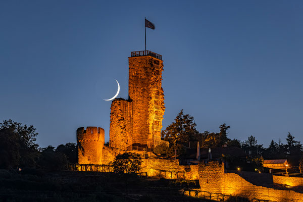 Monduntergang hinter der Wachtenburg