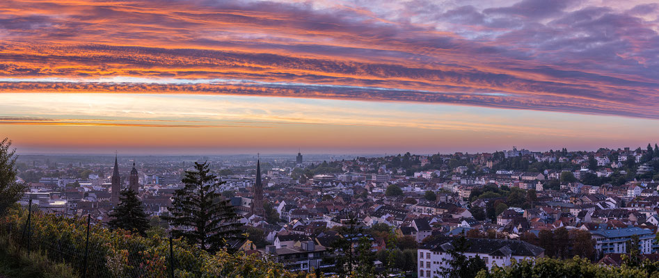 Schöner Sonnenaufgang über Neustadts Dächern