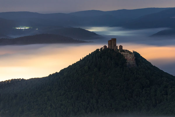 Neblige Mondnacht am Rehbergturm