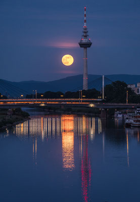 Vollmondaufgang in Mannheim