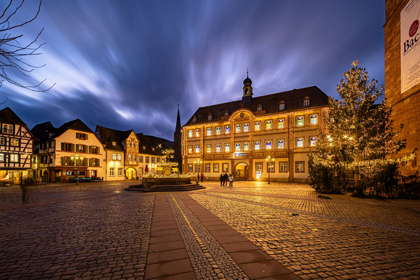 Weihnachtlicher Marktplatz mit Rathaus