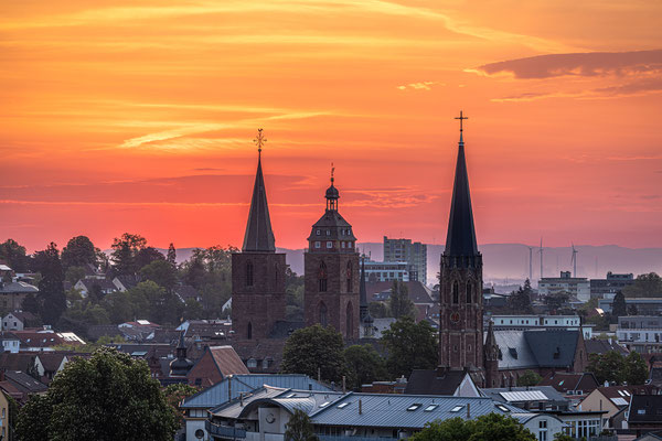Sonnenaufgang hinter der Neustadter "Skyline"