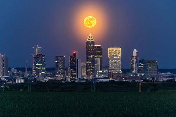 Mondaufgang hinter der Frankfurter Skyline