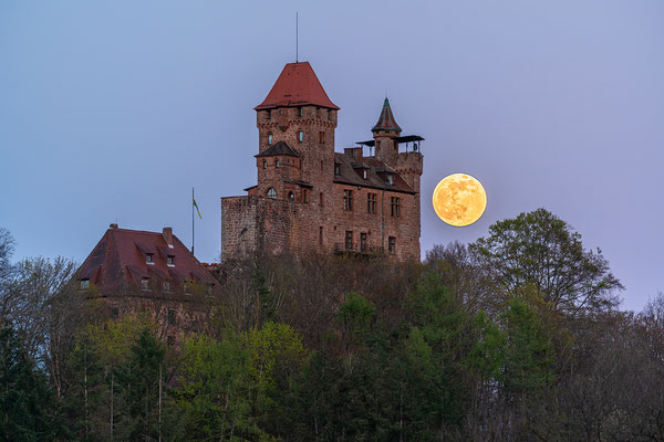 Vollmondaufgang hinter der Burg Berwartstein