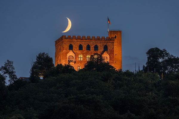 Sichelmond beim Hambacher Schloss