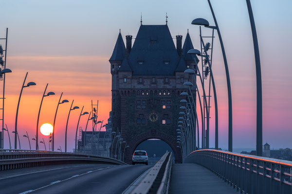 Nibelungenbrücke über den Rhein