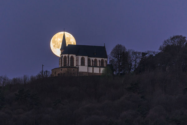 Vollmonduntergang hinter der Annakapelle