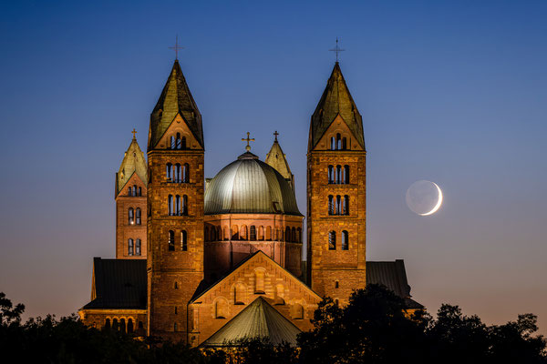 Sichelmond hinter dem Speyerer Dom