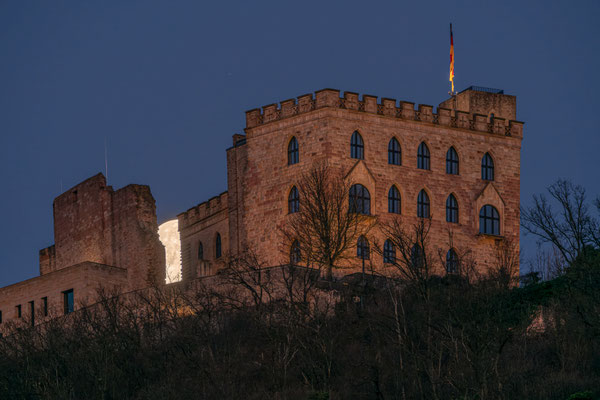 Vollmonduntergang am Hambacher Schloss