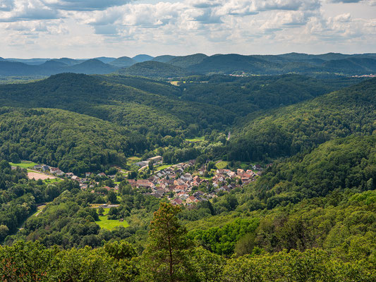 Ausblicke von der Madenburg in die Rheinebene