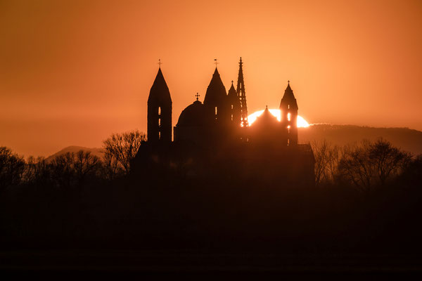 Sonnenuntergang hinter Speyerer Dom und Gedächtniskirche